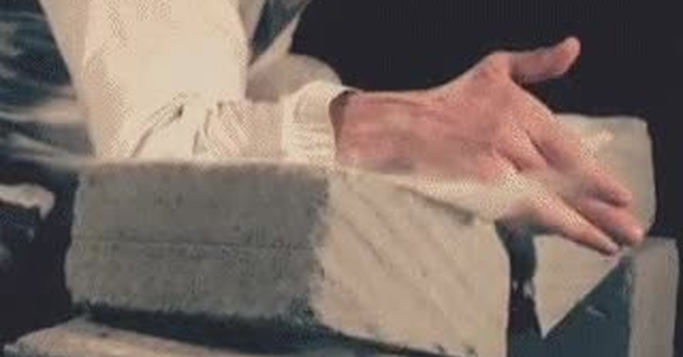 Как разбить кирпич рукой. Разбивает кирпичи рукой. Каратист разбивает кирпич. Как разбить кирпич рукой. Разбивание кирпичей рукой.