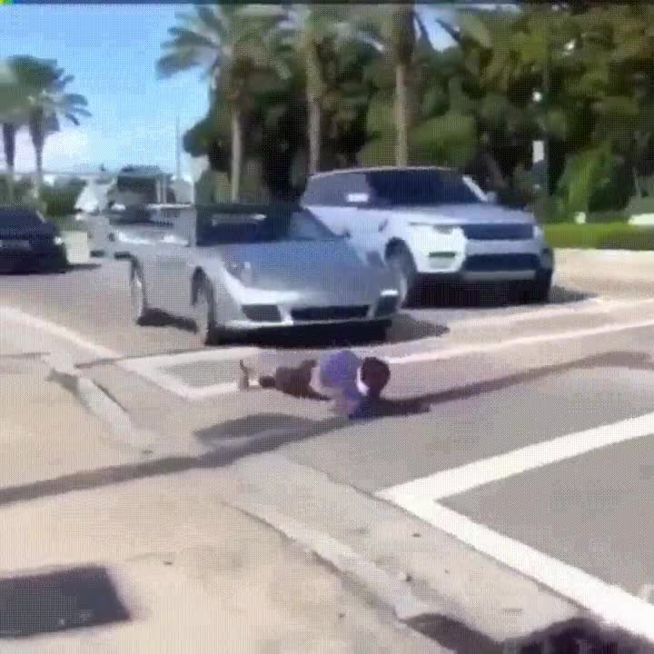 Enlace a Haciendo flexiones de la forma más hardcore en una carretera