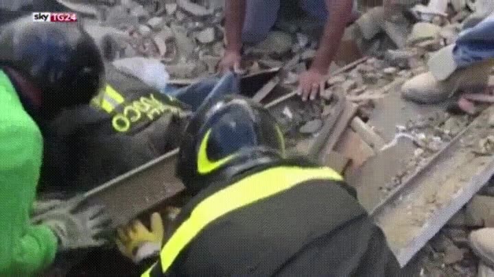 momento,salvar,ni&ntilde;a. peque&ntilde;a,terremoto,italia