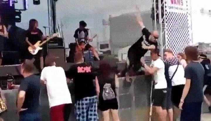 donde,estan,fans,concierto,aguantar,crowdsurfing