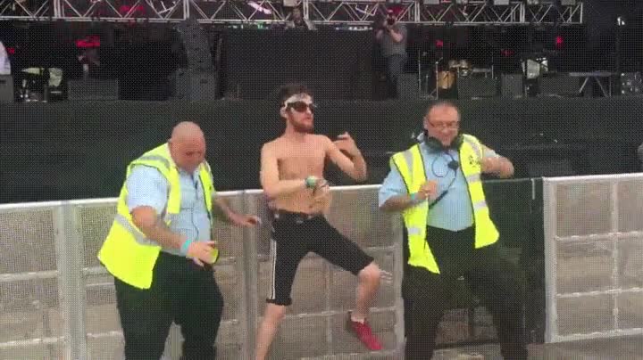 Cuando la música es tan buena que hasta los de seguridad se marcan unos bailes música,buena,seguridad,bailes