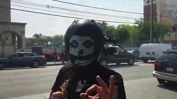 Enlace a Ya puedes cometer la estupidez de fumar mientras llevas el casco de moto puesto