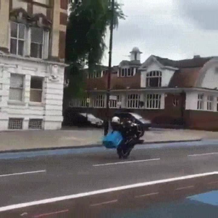 Los repartidores de pizza cada vez tienen más habilidad con la moto repartidor,pizza,habilidad,caballito