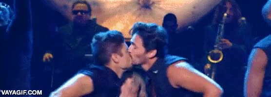 troll,bailarines,escenario,beso