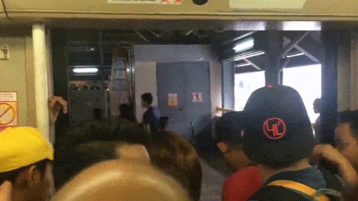 gustar,quedarse,medio,puertas,violentas,metro