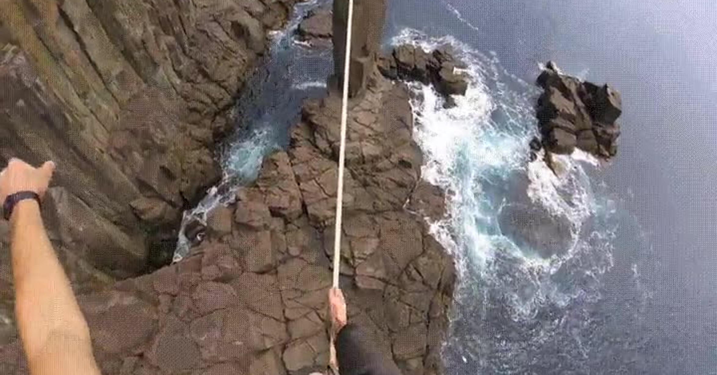 канатоходец. человек на канате. канатоходец над пропастью. трос над пропастью. канатоходец в горах.