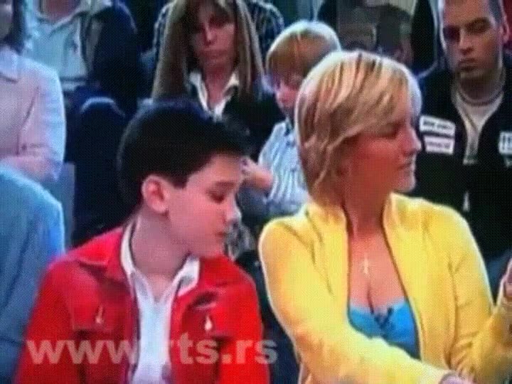 chaval,mirando,lo que no debes