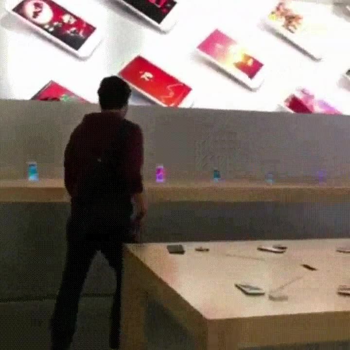 Enlace a La típica tarde en la Apple Store en la que rompes iPhones con una piedra