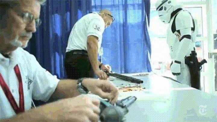 control,armas,previo,comic con