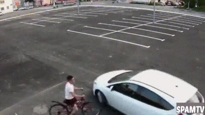 pasar,coche,bici,aparcar,mismo sitio,parking,vacio