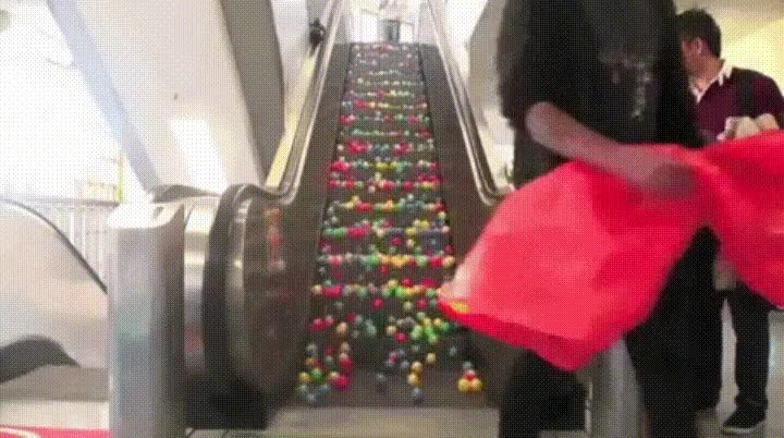 t&iacute;pico,trolleo,centro comercial,subir,escaleras,bolas