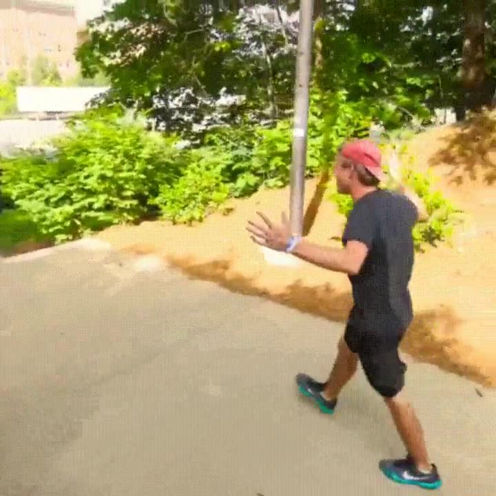 tomas,conseguir,rebote,escaleras,pelota