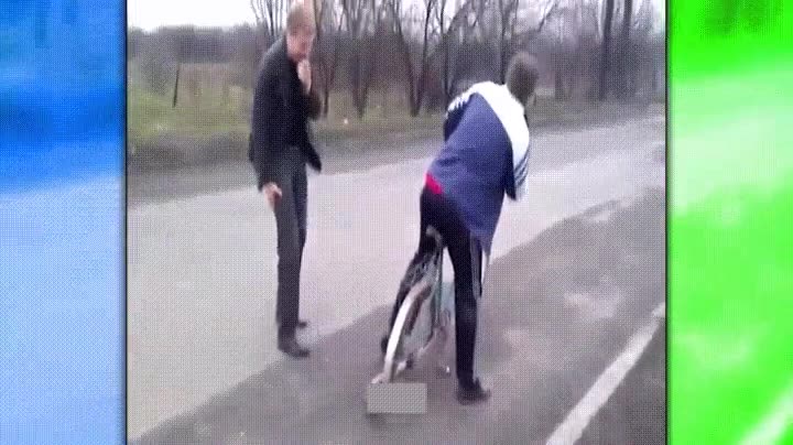 bici,amigo,broma,sentarse,rueda