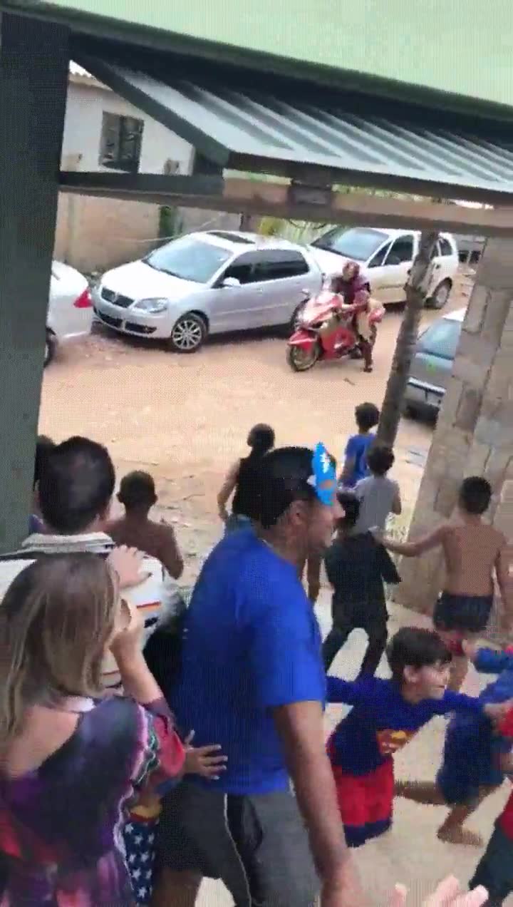 iron man,entrar,escena,fiesta,niños