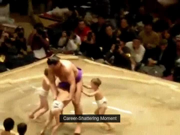 Enlace a Luchador de sumo profesional siendo apalizado por tres niños