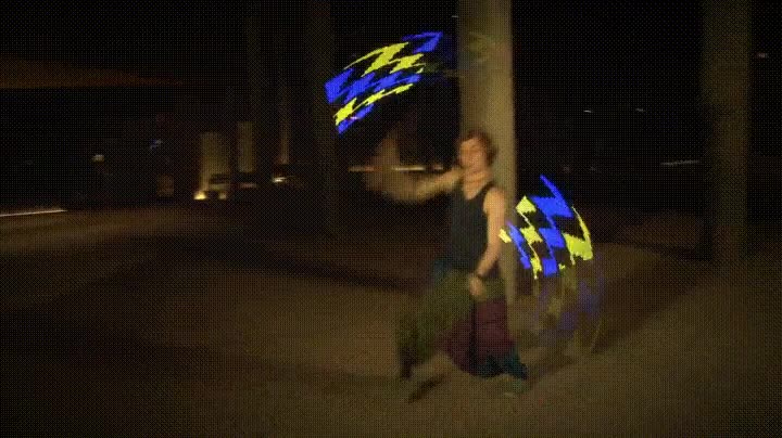 Enlace a El hipnótico baile LED de Vojta Stolbenko