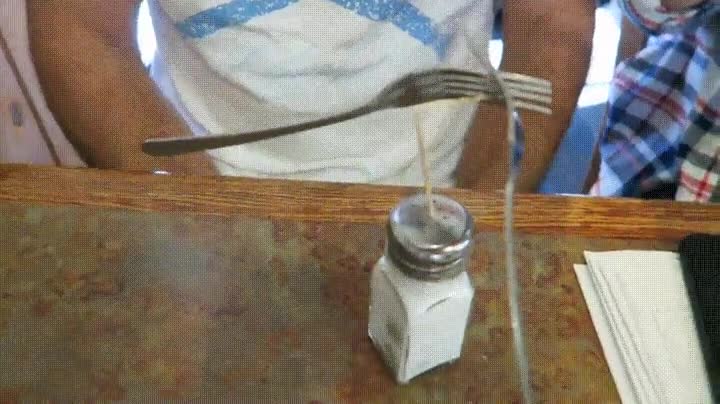 tipico,hacer,mesa,camarero,tomar nota,sal,cuchillo,palillo