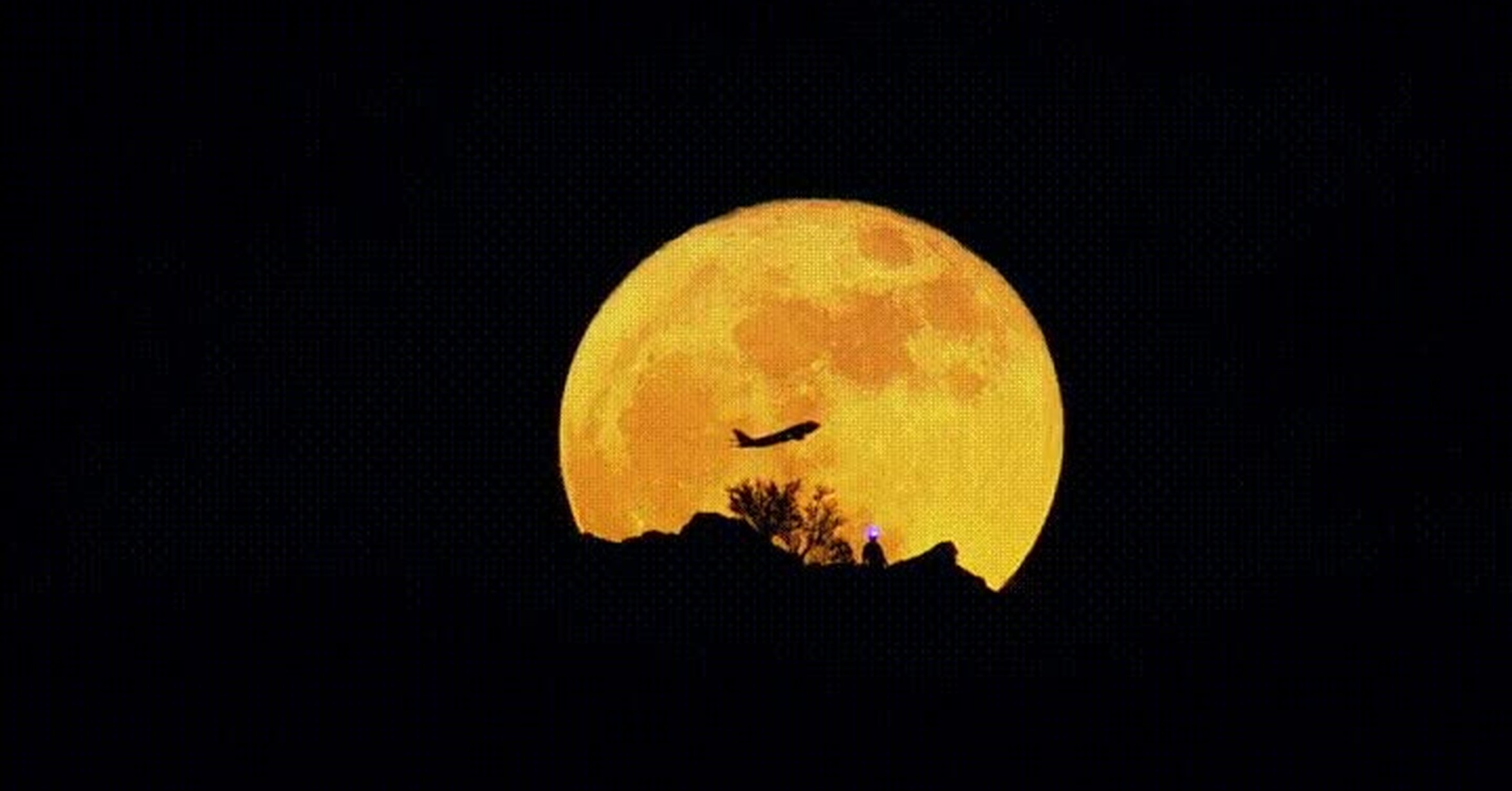 Луна как желтый медведь. Луна гиф. Луна анимационная. Луна Анимашка. Полнолуние анимация.