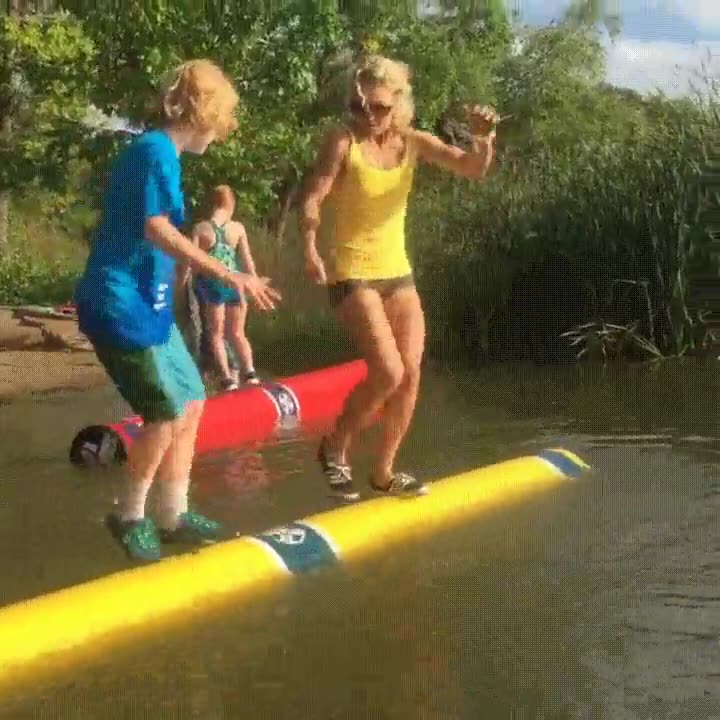 madre,dar,paliza,hijo,juego,troncos