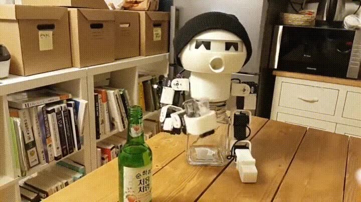 robot,pasarse,d&iacute;a,bebiendo