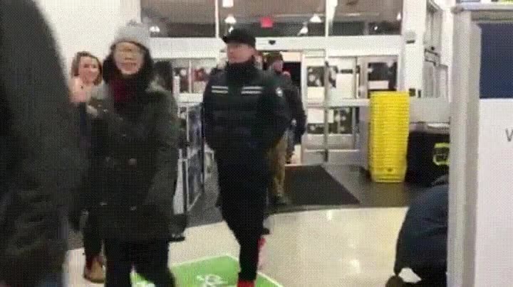 Enlace a Así fueron recibidos los primeros clientes del Black Friday en Canadá 