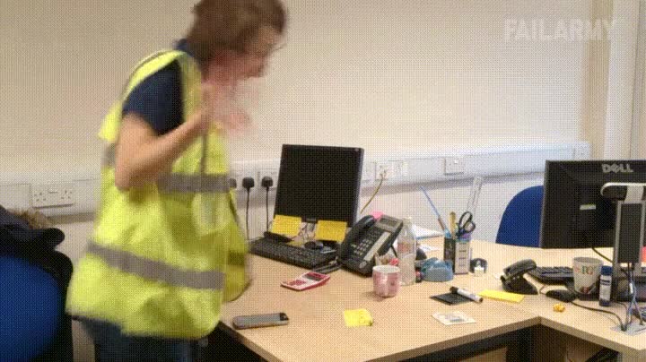 mesa,trabajo,post it,araña,dentro