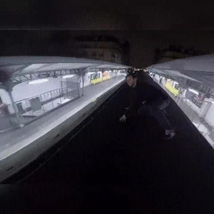saltar,encima,vagones,metro,paris