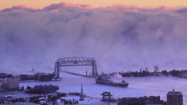 Enlace a Barco adentrándose en un mar de niebla