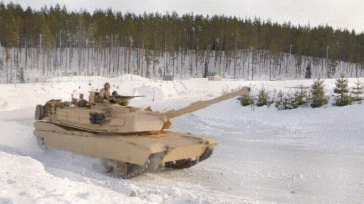 Enlace a Tanque M1A1 Abrams haciendo un espectacular derrape sobre la nieve