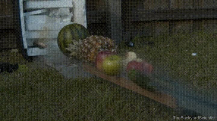 Enlace a Cuchillo a propulsión cortando un montón de fruta por la mitad