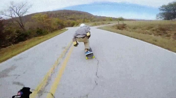 Enlace a Ardilla esquivando a un humano a gran velocidad en el último segundo