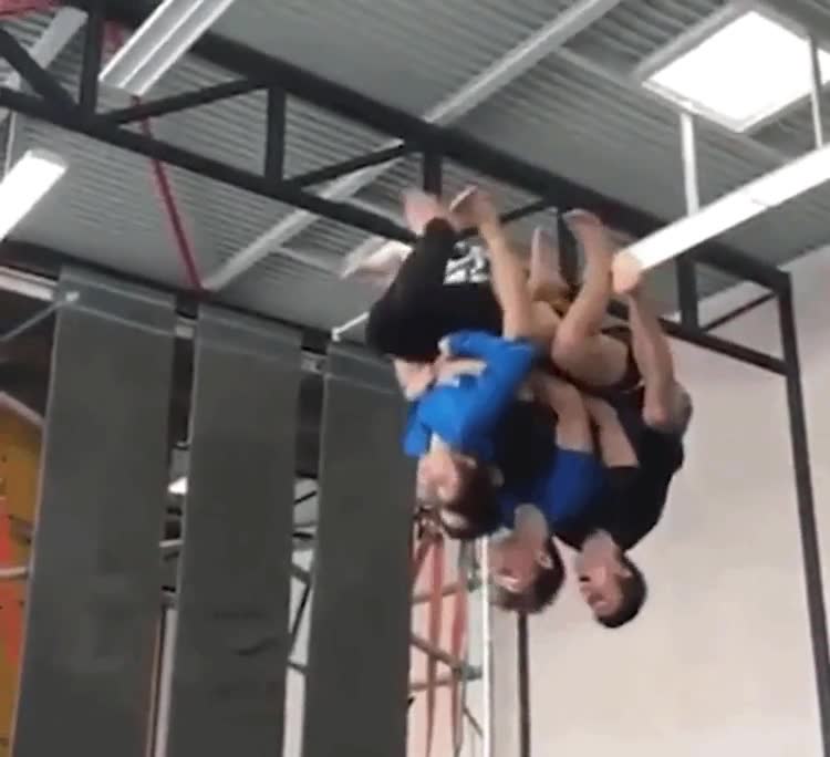 salto,mortal,4 personas,a la vez