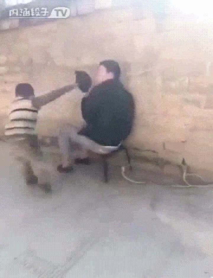 ni&ntilde;o. broma,atar,pantalones,correr