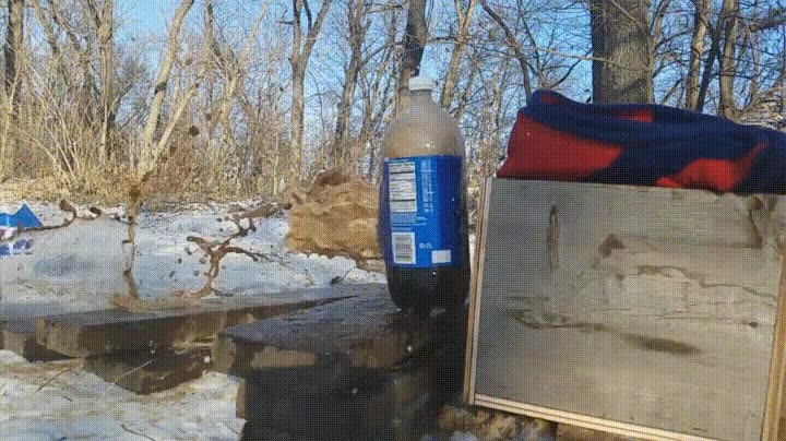 Enlace a Lo que hace una pistola de 9mm a una botella de 2l de Pepsi