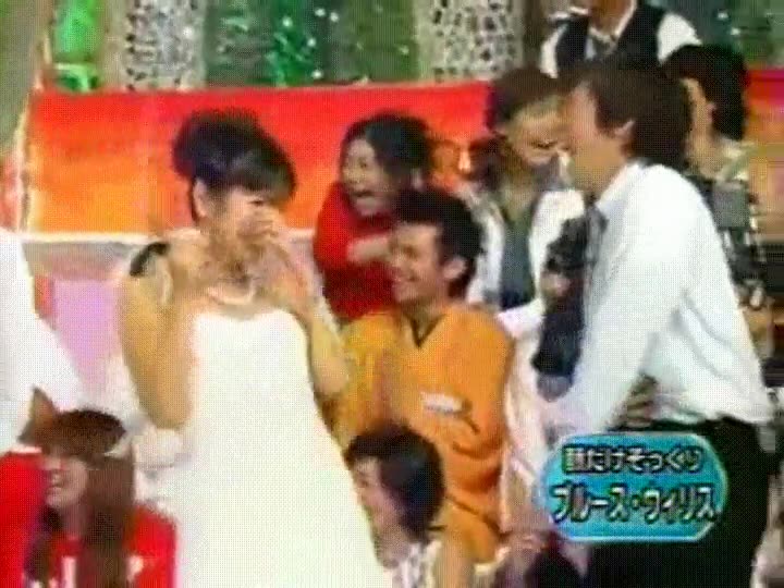Enlace a La mejor imitación de Bruce Willis, en un programa de televisión japonés