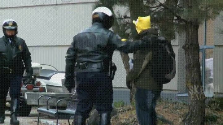 troll,policia,gorro,botella. mear