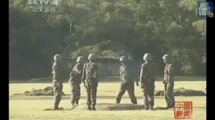 Enlace a Soldados jugando a la patata caliente