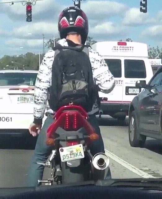 novia,sola,casa,semáforo,bailar