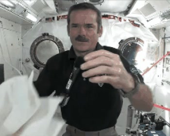 Así se tiene que lavar las manos un astronauta en el espacio exterior. Alucinante lavar,manos,astronauta,espacio