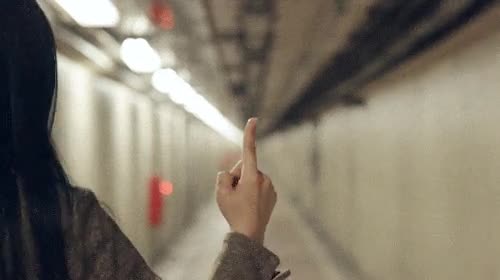 Enlace a El don de esta chica es saber hacer un 360º perfecto sobre su dedo