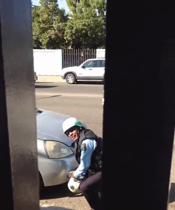 ayudar,pelota,chavales,recuperar,pinchos