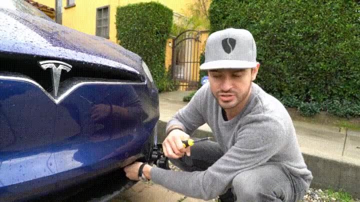 El maletero delantero de un Tesla se puede abrir desde fuera con un simple destornillador maletero,delantero,tesla,abrir,destornillador