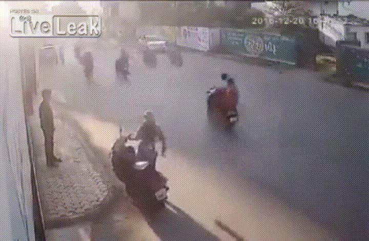 Enlace a ¿Por qué diablos no los persigue con la moto?