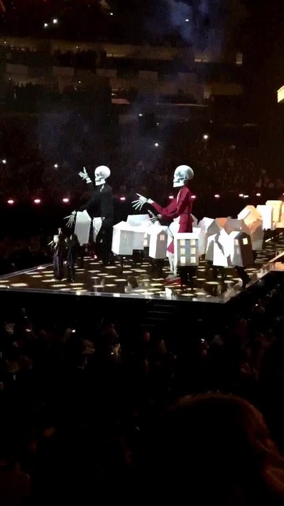 solo,casa,caminar,caer,escenario