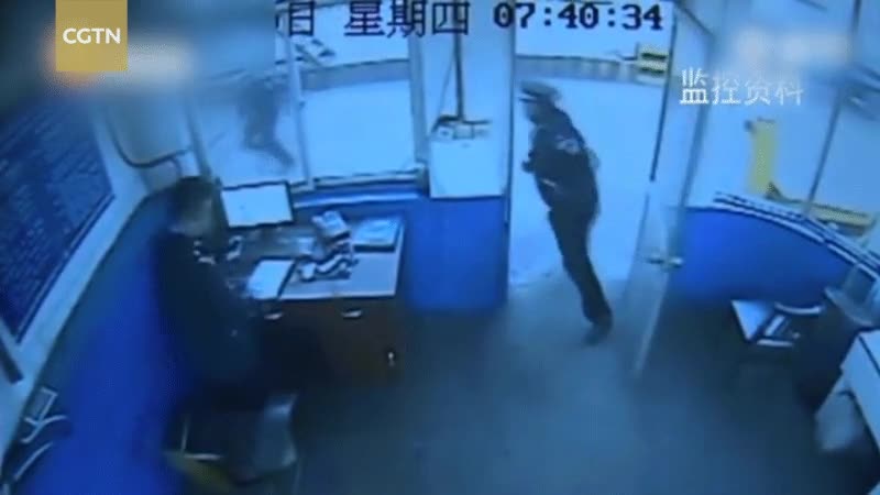 salvar,vida,compa&ntilde;ero,tragedia,caseta