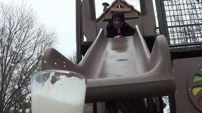 Enlace a Nada mejor que una orea deslizándose en cámara lenta hasta un vaso de leche