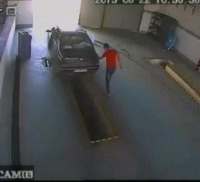 pisar,empujar,coche,por suerte est&aacute; bien