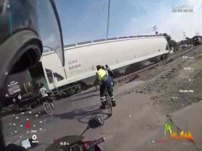 gente,olvidar,cruzar,segundo,tren,paso a nivel