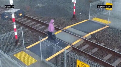 nunca,cruzar,via,tren,empanada,mujer