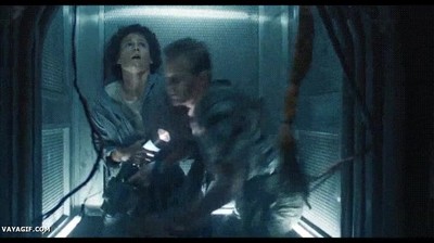 intentar,cerrar,puerta,ascensor,encontrar,vecino